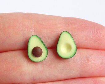 Avocado Jewelry, Avocado Earrings, Easy Clay Sculptures, Easy Polymer Clay, Earrings Food, Clay Crafts For Kids, Jewelry Friendship, Diy Air Dry Clay, Funny Earrings