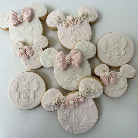 Biscotti Minnie, Minnie Mouse Cookies Decorated, Gingham Cookies, Minnie Mouse Baby Shower Ideas, Minnie Cookies, Mouse Cookies, Minnie Mouse Birthday Theme, Minnie Mouse Cookies, Baby Shower Decorations Neutral