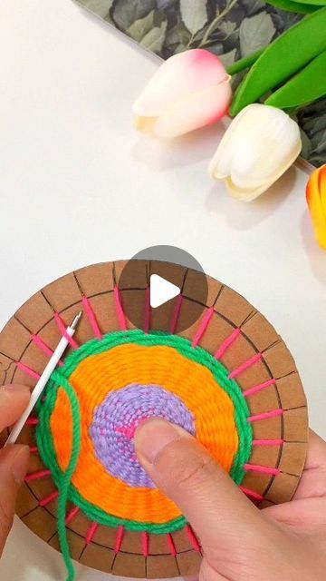 Round Weaving Diy, Cardboard Circle Weaving, Yarn Weaving For Kids, Diy Loom Weaving, Kids Weaving Projects, Diy Weaving Loom, Diy Weaving Projects, 2024 Title, Circular Weaving Loom