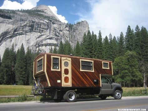 A fine handcrafted house truck. Truck House, Pickup Camper, Tiny House Swoon, Flatbed Truck, Camping Van, Tiny Camper, Box Truck, Truck Camping, Truck Stuff