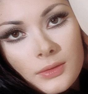 1960s Makeup, Edwige Fenech, Almond Eye Makeup, Vintage Makeup Looks, 60s Makeup, 70s Makeup, Ideas De Maquillaje Natural, 90s Makeup, Doll Eye Makeup