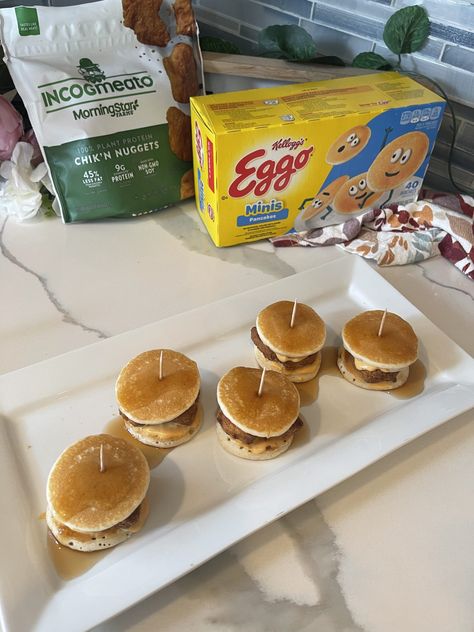 Pancake Sliders - Easy Home Meals Pancake Sliders, Eggo Mini Pancakes, Easy Home Meals, Sliders Easy, Hamburger Sliders, Freeze Pancakes, Honey Dressing, Nuggets Recipe, Tortellini Salad