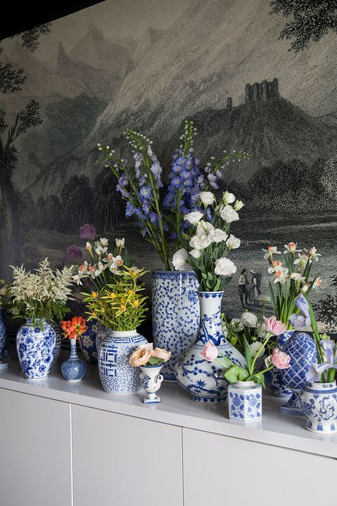 Blue And White Chinese Vases, Blue White Vase Flowers, Blue China Vase With Flowers, Blue And White Pottery Decor, Flower In Vases, Blue And White Vases With Flowers, Blue Vase With Flowers, Blue And White Easter, Billy Bookshelves