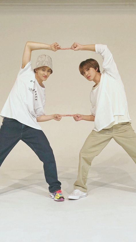 Markhyuck ⬜  💚💚 #NCT #NCTU #NCT127 #NCTDREAM #WAYV #NCTzen Nct Markhyuck, Group Picture Poses, Nct Group, Funny Poses, Group Poses, Photo Recreation, Young K, 사진 촬영 포즈, Nct Life