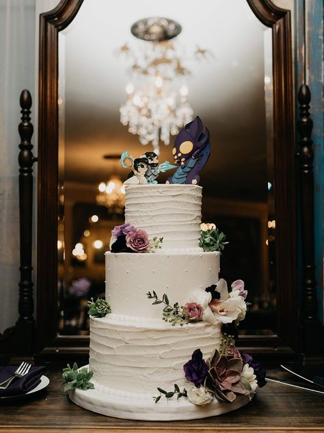 The artwork at this multicultural League of Legends wedding will blow your mind | Offbeat Bride Wedding Cake Videos, Gamer Wedding, Geeky Wedding, Offbeat Wedding, Shut Up And Dance, League Of Legends Characters, Offbeat Bride, Cake Videos, Bride Photo