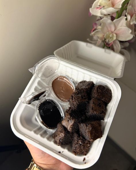 Brownie bites with 2 dips🤤 -Nutella dip -Dark chocolate dip . . . Whatsapp us for more details✨ . . #browniebites #browniewithdip Brownie Dip, Nutella Dip, Chocolate Dip, Simple Family Meals, Budget Family Meals, Brownie Bites, Food Business, Easy Family Meals, Chocolate Dipped