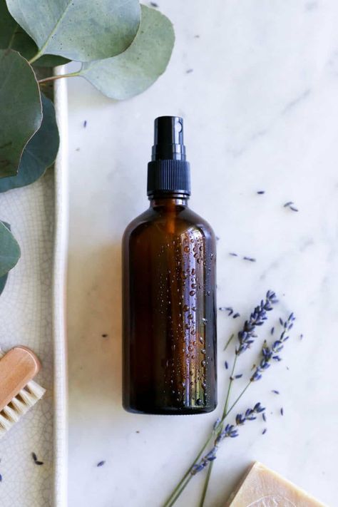 Homemade Lavender and Eucalyptus Aromatherapy Shower Spray Diy Lavender Body Spray, Lavender Eucalyptus Blend, Essential Oil Shower Spray, Eucalyptus Shower Spray, Fragrance Oil Recipes, Diy Body Spray, Diy Linen Spray, Lavender Room Spray, Room Spray Recipe