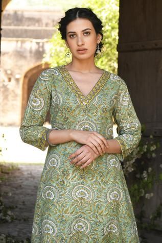 Shop for Karaj Jaipur Green Chanderi Printed Kurta Set for Women Online at Aza Fashions V Neck Kurti Design, Dress Designs For Stitching, Stylish Kurtis Design, Kurta Patterns, Salwar Pattern, Churidar Designs, Neck Designs For Suits, Indian Bridal Lehenga, Casual Indian Fashion