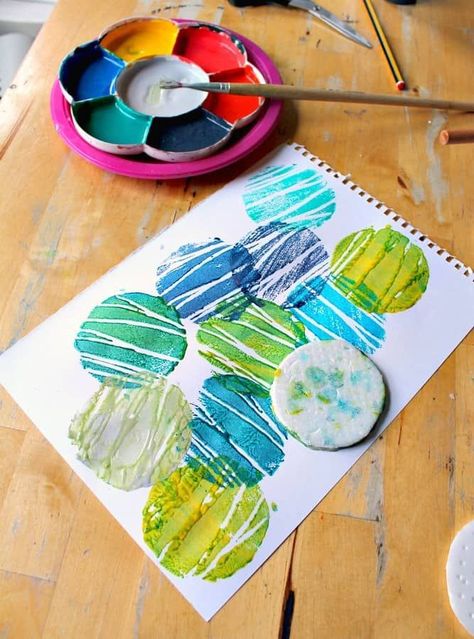 Easy mono printing art project for children - NurtureStore Kindergarten Printmaking Projects, Monoprint Art Lesson, Kindergarten Artist Inspired Art, Elementary Printmaking, Printmaking For Kids Elementary Art, Printmaking For Kids, Mono Printing, Printmaking Ideas, Art Projects For Teens