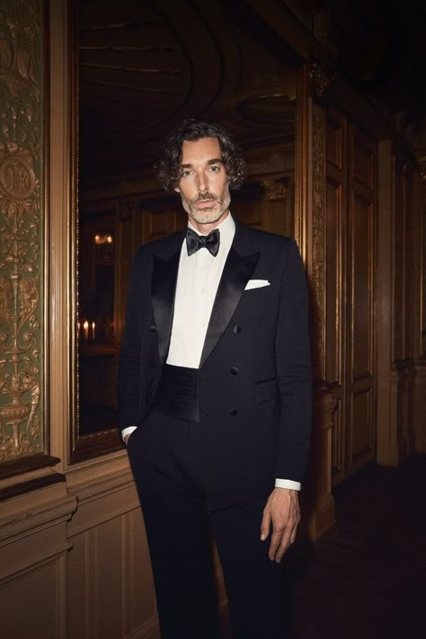 Man In Tuxedo Aesthetic, Hollywood Theme Party Outfit, Mens Velvet Suit, Hollywood Suits, Black Tie Men, The Great, Party Outfit Men, Groom Photoshoot, Black Tie Attire