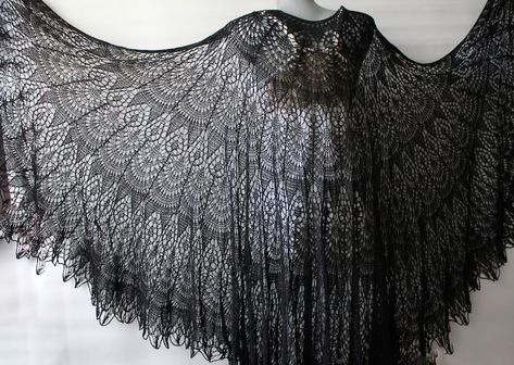 LacyStories - Etsy.de Gothic Shawl, Shawl Black, Knitting Club, Black Shawl, Witch Fashion, Wedding Shawl, Lace Shawl, Shawl Wrap, Knitted Shawls