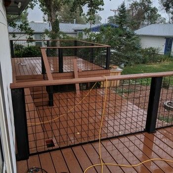 Hog Panels On Deck, Wild Hog Panels, Porch Railing Hog Wire, Cattle Wire Deck Railing, Hog Fence Railing, Cattle Panel Railing Front Porch, Hog Wire Fence Around Pool, Modern Hog Wire Fence, Black Hog Wire Fence Ideas