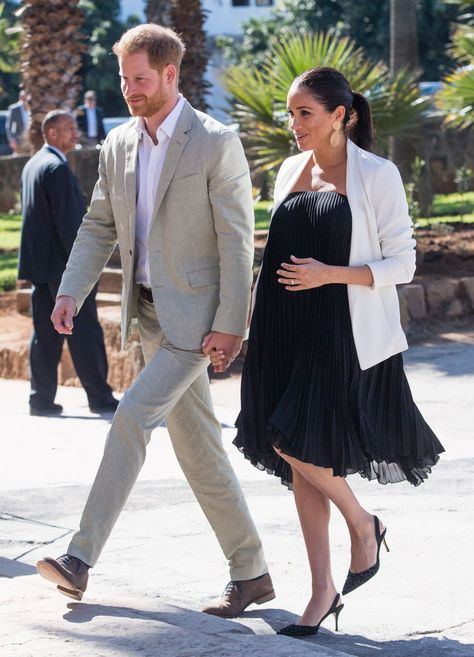 Every outfit Meghan Markle wore while pregnant with her first baby Meghan Markle Pregnant, Estilo Meghan Markle, Pregnant Fashion, Prince Harry Et Meghan, Prins Harry, Birth Photos, Meghan Markle Style, Style Royal, Estilo Real