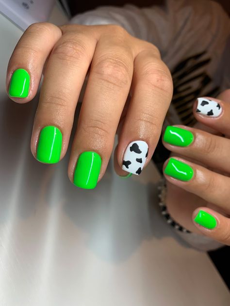 Neon Green Cow Print Nails, Cow Print Nails Green, Green And Cow Print Nails, Short Neon Green Nails, Green Short Nails Ideas, Fall Cow Print Nails, Green Cow Print Nails, Neon Short Nails, Nails Cow Print