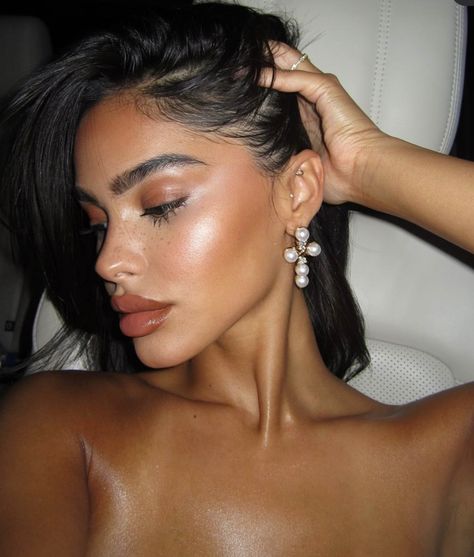 Beach Makeup Look, Desired Face, Amaya Colon, Beach Makeup, Face Ideas, Glam Aesthetic, Fall Nights, Formal Makeup, Photoshoot Makeup