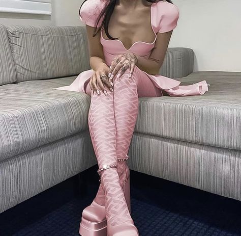 Kendall Jenner Twitter, Pink Heels Outfit, Platform Heels Outfit, Ariana Grande Pink, Pink Versace, Versace Heels, Pink Platform Heels, Versace Pink, Ariana Grande Outfits