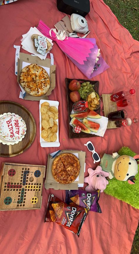 #aestheticpicnicdatewithprettygirls Friend Meet Up Ideas, Simple Picnic Food Ideas For Two, Picnic Date Food, Picnic Pictures, Friend Dates, Outing Ideas, Picnic Activities, Picnic Snacks, Sweet Sixteen Birthday Party Ideas