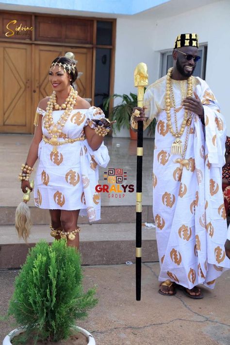 White Traditional Ceremonial Wear, Traditional Wedding Ghana, Ghanaian Traditional Wedding Engagement, Ivory Coast Traditional Dress, Tiv Traditional Wedding Attire, Ghana Traditional Wedding, Couples African Outfits, African Bridal Dress, Kente Dress