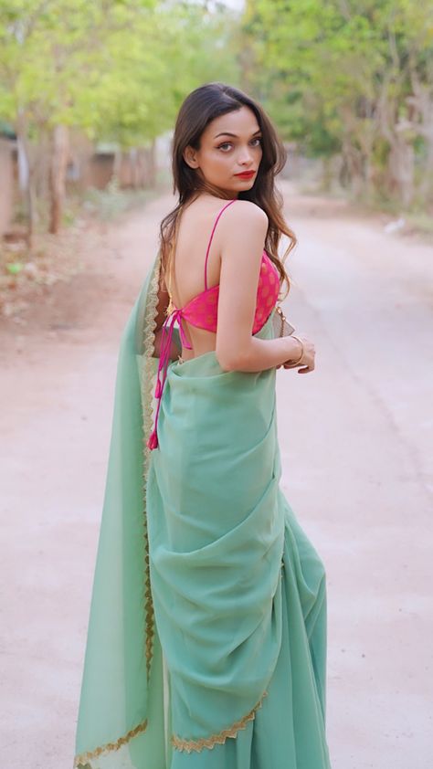 Sleeveless Blouse Saree Poses, Tube Saree Jackets, Tube Blouse Designs, Single Strap Blouse, Sleeveless Saree Blouse, Marathi Culture, Saree Jacket, Saree Jacket Designs, Sleeveless Blouse Saree