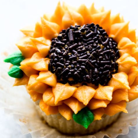 VIDEO: How to Make a Cupcake Bouquet | Sally's Baking Addiction Autumn Foods, Sweet Muffins, Sunflower Cupcakes, Cupcake Videos, Autumn Food, Halloween Cookies Decorated, Cupcakes Recipes, Sally's Baking, Cupcake Bakery