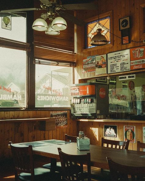 Old Starbucks, Cozy Inn, Starbucks Aesthetic, Caramel Coffee, Rustic Bedding, Root Beer, Chocolate Peanut Butter, Bed And Breakfast, Coca Cola