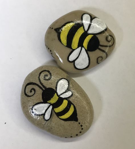 Bee Stones Painted Rocks, Bees On Rocks Painting, Rock Painting Bee Ideas, Painted Bees On Rocks, Bees Rock Painting, Painted Rock Bee, Bee Rock Painting Ideas, Bee Painted Rocks Ideas, Painted Rocks Bees