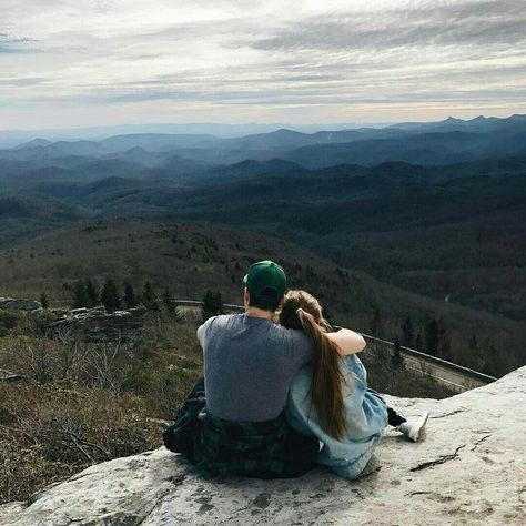 Hiking Poses, Hiking Couple, Hiking Photography, Hiking Pictures, Couple Photoshoot Poses, Cute Couples Photos, Relationship Goals Pictures, Photo Couple, Couple Photography Poses