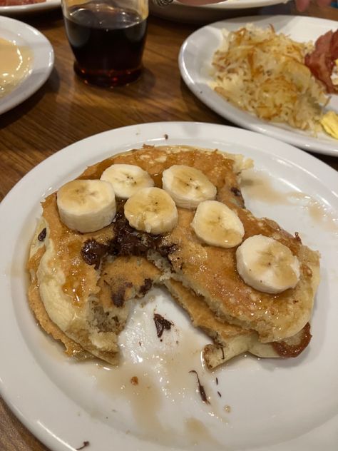 two pancakes with nutella and banana! Dennys Pancakes, Dennys Breakfast, Maple Syrup Coffee, Coffee Pancakes, Breakfast Aesthetic, Yummy Foods, Food Obsession, Maple Syrup, Aesthetic Food