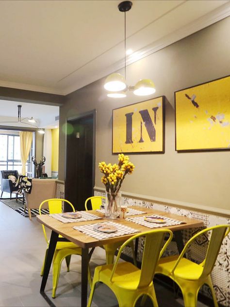 Metal yellow Tolix chairs dining set of 4. Yellow has high brightness and is a very lively color. Yellow can bring us a sense of movement, and it also makes us feel that life has become more colorful. Yellow Kitchen Chairs, Yellow Kitchen Paint, Tolix Bar Stool, Yellow Dining Chairs, Restaurant Designs, Tolix Chair, Metal Restaurant, Steel Dining Chair, Windsor Chairs