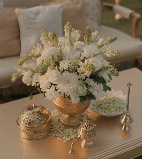 Indian Table Centerpieces, House Pooja Decoration, Dining Table Flower Decor, Traditional Flower Arrangements, Diwali Coffee Table Decor, Diwali Flower Arrangements, Gold Vase Flower Arrangement, Diwali Floral Decor, Traditional Floral Arrangements