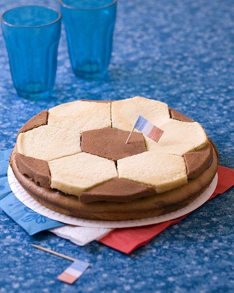 Gâteau ballon de foot, la recette d'Ôdélices : retrouvez les ingrédients, la préparation, des recettes similaires et des photos qui donnent envie ! Birthday Cake For Cat, Football Party, Birthday Party Cake, Cooking With Kids, Birthday Cakes, Food Network Recipes, Nutella, Great Recipes, Party Ideas