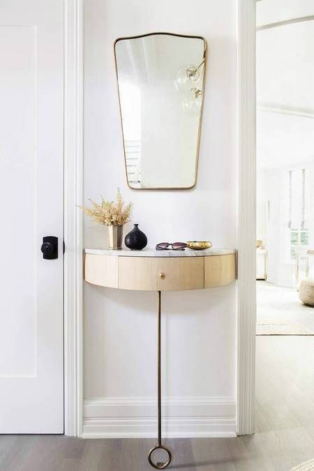 Erin Fetherston's Hollywood Home 6 Tiny Entryway, Consort Design, Latest Interior Design Trends, Hollywood Homes, Aesthetic Bathroom, Ideas Hogar, Mirror On The Wall, Entryway Console, Hall Design