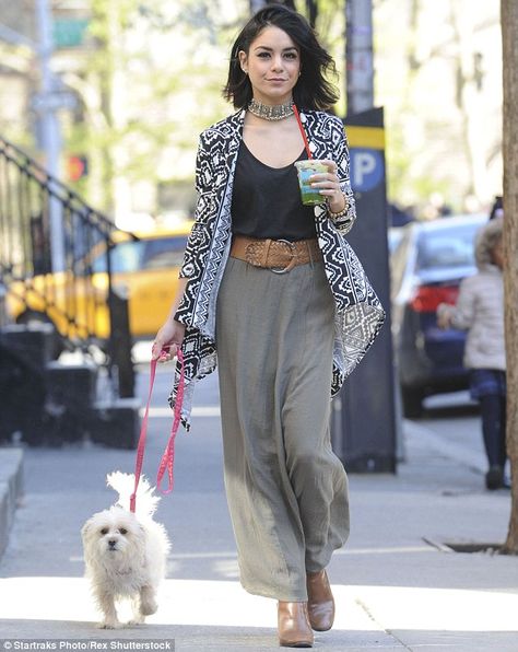 Stroll: Vanessa Hudgens was spotted taking her pet dog, Darla, for a walk in New York City... Estilo Vanessa Hudgens, Bohemian Schick, Spring Outfits Boho, Outfit Hippie, Mom Clothing, Travel Dresses, Vanessa Hudgens Style, Outfit Boho, Boho Mode