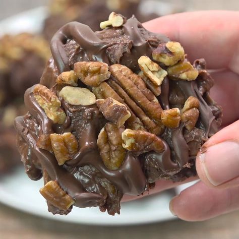 The Slow Roasted Italian - Crockpot Turtles Candy | Facebook Crockpot Turtles, Crockpot Candy Recipes, Turtles Candy, Slow Roasted Italian, Pecan Turtles, Crockpot Candy, Healthy Dessert Recipes Easy, Chocolate Turtles, The Slow Roasted Italian