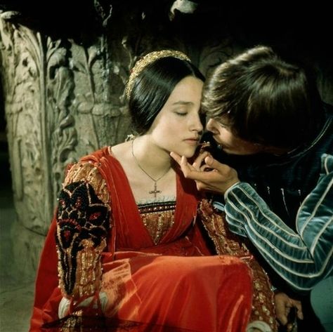 Romeo + Juliet Aesthetic, Romeo And Juliet 1968, Film Romeo And Juliet, Zeffirelli Romeo And Juliet, Juliet 1968, Juliet Capulet, Leonard Whiting, Romantic Drama Film, Olivia Hussey