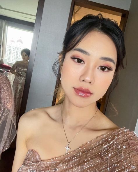 Makeup Inspo Natural Glam, Simple Makeup Looks For Graduation, Makeup Wisuda Natural, Hairdo Bridesmaid Simple, Make Up Natural Wisuda, Inspirasi Make Up Wisuda, Simple Makeup For Graduation, Graduation Looks Makeup, Simple Glam Makeup Natural Looks