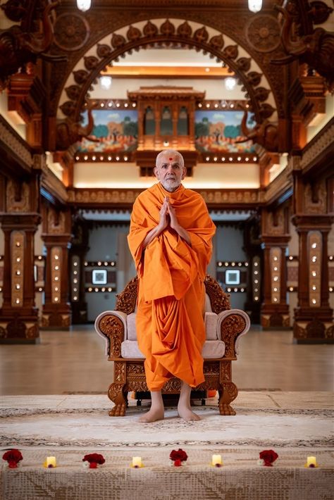 Pramukh Swami Maharaj Painting, Mahant Swami Maharaj Wallpaper, Mahant Swami Maharaj, Swaminarayan Bhagwan, Jay Swaminarayan, Bhagwan Swaminarayan, Baps Swaminarayan, Health And Safety Poster, Moon And Stars Wallpaper