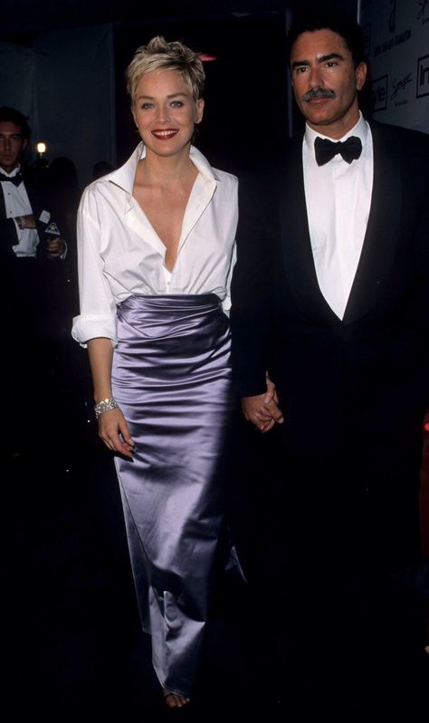 Pin for Later: 85 Unforgettable Looks From the Oscars Red Carpet Sharon Stone at the 1998 Academy Awards Sharon Stone in her husband's Gap shirt and a Vera Wang skirt, 1998 Vestidos Oscar, Satijnen Blouses, Best Oscar Dresses, Oscar Gowns, Long Skirt Outfits, Classic White Shirt, Oscar Dresses, Uma Thurman, Outfit Chic