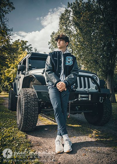 Senior Pictures With Jeep Wrangler, Jeep Photoshoot Ideas Men, Jeep Graduation Pictures, Jeep Senior Pictures, Senior Pictures With Jeep, Jeep Picture Ideas, Senior Pictures With Truck, Guy Senior Pictures Poses, Boy Senior Pictures Poses Outdoor