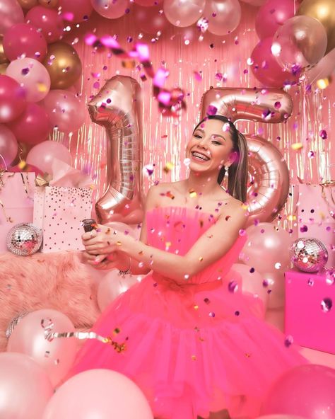 Birthday Session Woman, 15th Birthday Outfit, Pink Birthday Photoshoot Ideas, 15th Birthday Outfit Ideas, 15th Birthday Photoshoot Ideas, Quinces Photoshoot, Pink Birthday Photoshoot, Clear Balloons With Confetti, Hot Pink Birthday