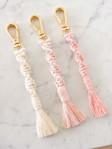 Macrame Key Chains Tutorials Easy, Small Macrame Projects For Beginners, Macromae For Beginners Keychain, Quick Macrame Keychain, Simple Macrame Keychain, Macrame Keychain Diy Tutorials, Easy Macrame Keychain, Macrame Small Keychain, Macrame Easy