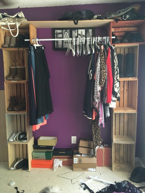 DIY cloves rack---using wooden crates. Closet rod goes in between opening of crate. Clothing Racks Diy, Uses For Wooden Crates, Clothing Rack Diy, Clothes Rack Diy, Diy Clothes Rack Cheap, Diy Clothing Rack, Crate Closet, Diy Clothes Hanger Rack, Clothes Rack Design