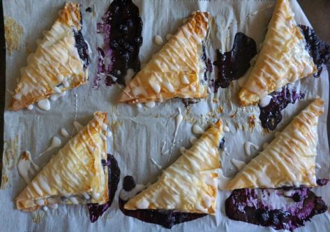 Blueberry Turnovers, Phyllo Dough Recipes, Turnover Recipes, Lemon Blueberry Muffins, Blueberry Desserts, Vegan Blueberry, Phyllo Dough, Green Planet, Quick Desserts