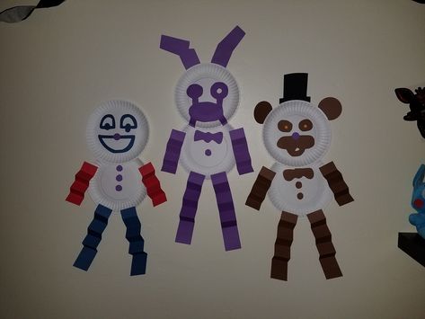 Paper Plate Pals FNAF Party Ideas Paper Plate Pals Fnaf, Fnaf Bday Party Ideas, Fnaf Birthday Party Games, Fnaf Party Games, Fnaf Food Ideas, Paper Craft Fnaf, Fnaf Party Room, Fnaf Paper Plates, Fnaf Paper Pals