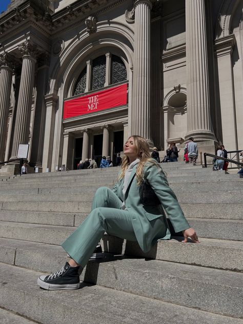 Sitting on the stair of the MET, living my Blair Waldorf fantasy. Fashionable clean suit look. Met Stairs Nyc, Ny Pictures, New York Photo Ideas, New York Photoshoot, Nyc Photo Ideas, Blair Waldorf Aesthetic, Ny Travel, York Outfits, Nyc Pics