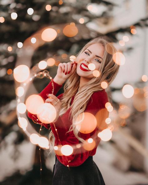 Photo by 𝐕𝐈𝐕𝐈𝐀𝐍 | 𝐓𝐇𝐄𝐑𝐔𝐁𝐈𝐍𝐑𝐎𝐒𝐄 on January 02, 2022. May be a closeup of one or more people. Christmas Portraits Woman, Christmas Portraits, Portrait Photography Women, Photography Classes, Christmas Snow, Photography Women, Portrait Photography, Photography, Christmas