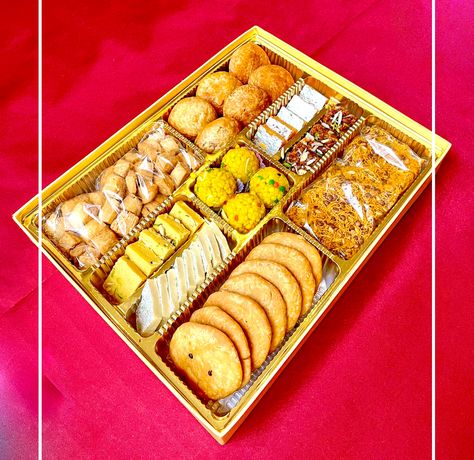 Bhaji Box Design Wedding Bhaji Boxes, Indian Sweets Box Design Packaging, Mithai Boxes Packing, Indian Sweets Box, Appetizer Board, Mithai Boxes, Wedding Packaging, Sweet Box Design, Sweet Boxes