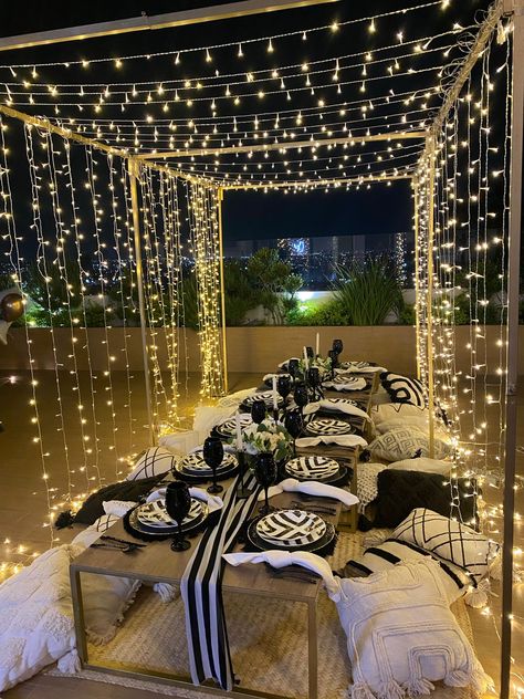 Picnic Night Bohemian Night Party, Star Gazing Picnic, Night Birthday Decoration, Terrace Birthday Decoration, Night Time Picnic, Candle Light Dinner Ideas, Bridal Shower Picnic, Starry Night Decor, Romantic Candle Dinner