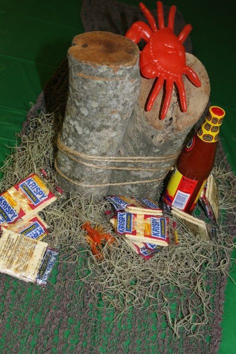 center piece for cajun swamp party                                                                                                                                                     More Swamp Tablescape, Louisiana Themed Party, Crawfish Birthday, Bayou Party, Cajun Party, Cajun Decor, Seafood Broil, Swamp Party, Ragin Cajun