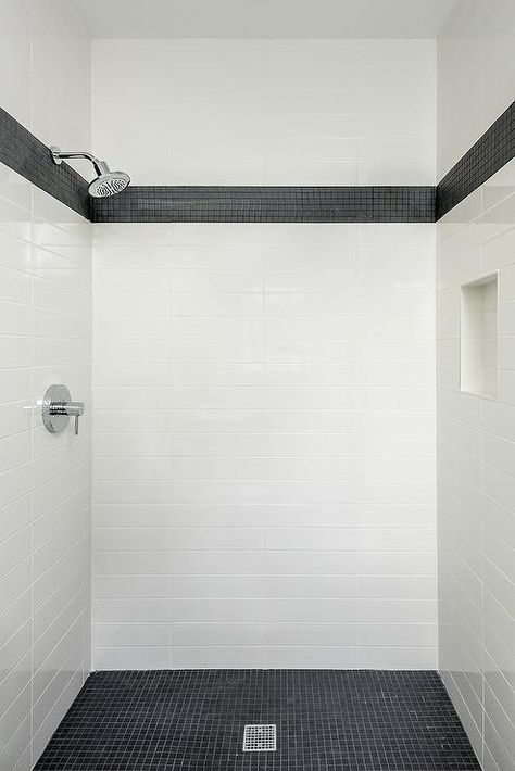 Baños modernos Accent Tile Bathroom, White Bathroom Floor, Shower Tile Combinations, White Shower Tile, Tile Combinations, White Subway Tile Shower, White Tile Shower, Subway Tile Showers, Shower Tiles